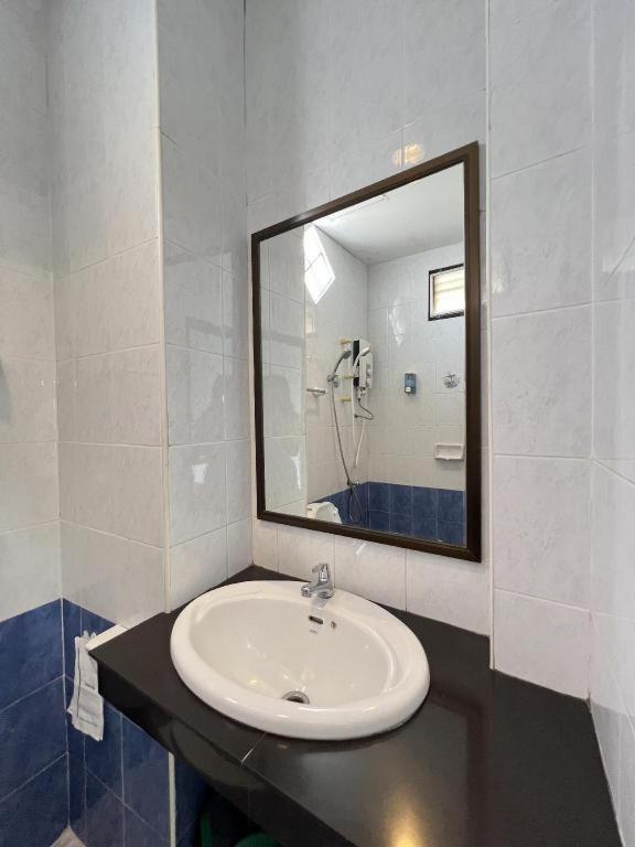 Ritzy House Hotel Chumphon Ngoại thất bức ảnh