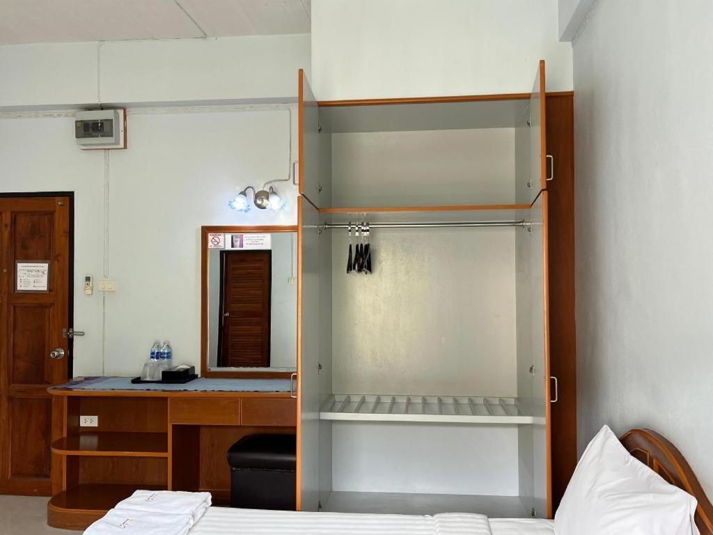 Ritzy House Hotel Chumphon Ngoại thất bức ảnh
